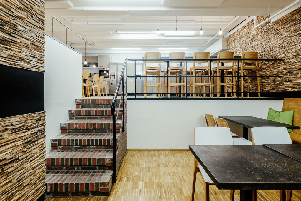 Cafeteria des Büros mit gestalteten Wänden aus Altholz