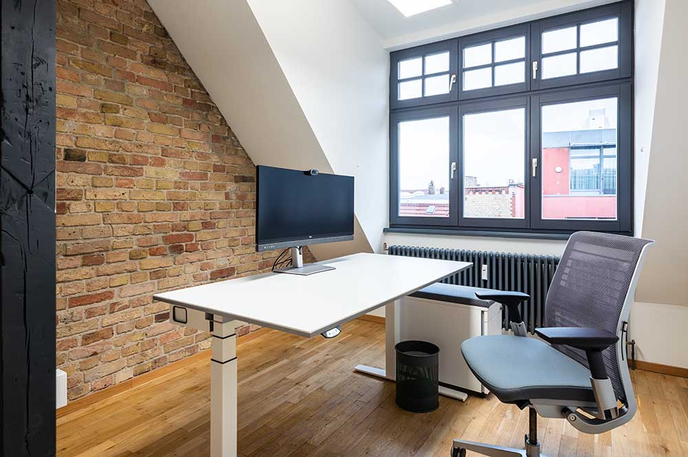 Büro nach Dachgeschoss-Ausbau mit Ziegelwand im Altbau