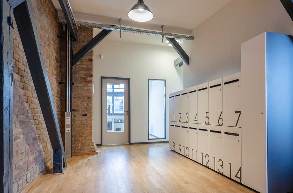 Blick in den Flur des Dachgeschosses mit Kabelkanal und Industrie-Leuchte