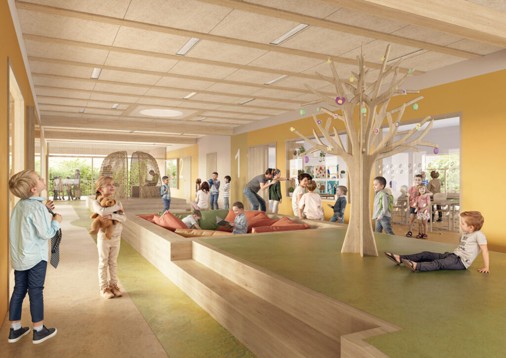 Ein fotorealistisches Rendering, das einen Blick in den Gemeinschaftsbereich des Clusters in der Grundschule zeigt. Raumbestimmend ist ein längliches Holzpodest mit Stufen und grünem Linoleumbelag. Darauf im Vordergrund ein stilisierter Holzbaum mit Dekoration. In der Mitte erkennt man eine Vertiefung mit Sitzkissen und im HIntergrund ein Weidenhäuschen. Kinder spielen und schauen. Ein Elternteil zeigt auf Kinderbilder in einer Vitrine. Die Decke ist mit Holzwolleplatten belegt.