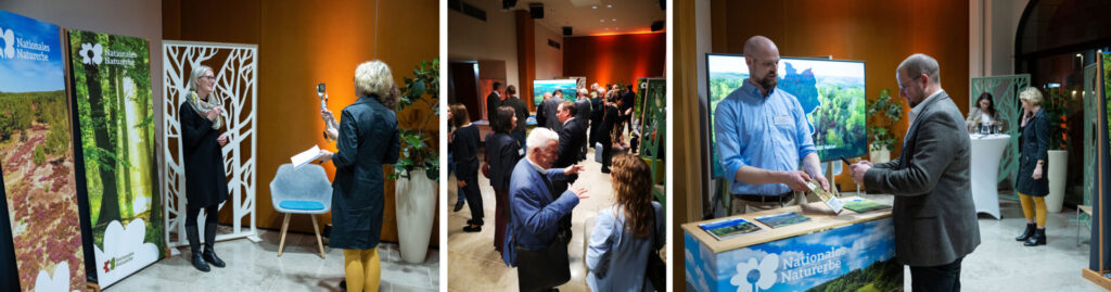 Drei Fotos von einer Veranstaltung in der ausgestatteten Naturerbe-Lounge. Links wird eine Frau vor Naturmotiven und einem Raumteiler interviewt. in der Mitte sieht man einen gut gefüllten Raum leicht aus der Vogelperspektive und rechts stehem zwei Herren am Tresen und sprechen üer das ausliegende Informationsmaterial.