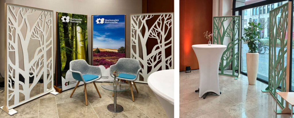 Zwei Fotos der Eventausstattung für eine Veranstaltung zum Nationalen Naturerbe. Man sieht Raumteiler mit Baumstrukturen, Plakate mit Naturmotiven sowie zweit Schalensessel mit Glastischchen.