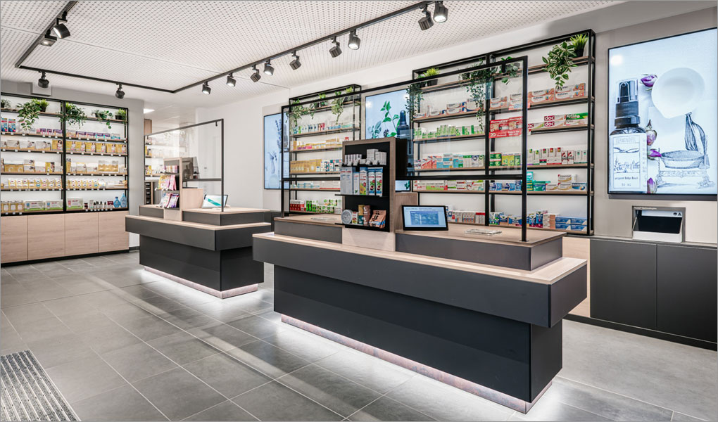 Dunkle Tresen in einer Aptheke mit viel Kontrast für Barrierefreiheit.