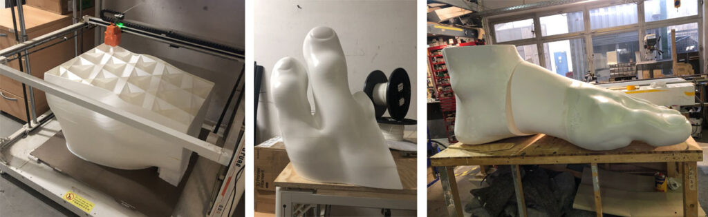 Drei Bilder zu der Fertigung eines 3D-gedruckten Fußobjekts: links ein Element im 3D-Drucker, in der Mitte zwei Zehen und rechts der Fuß in 3 Segmenten.