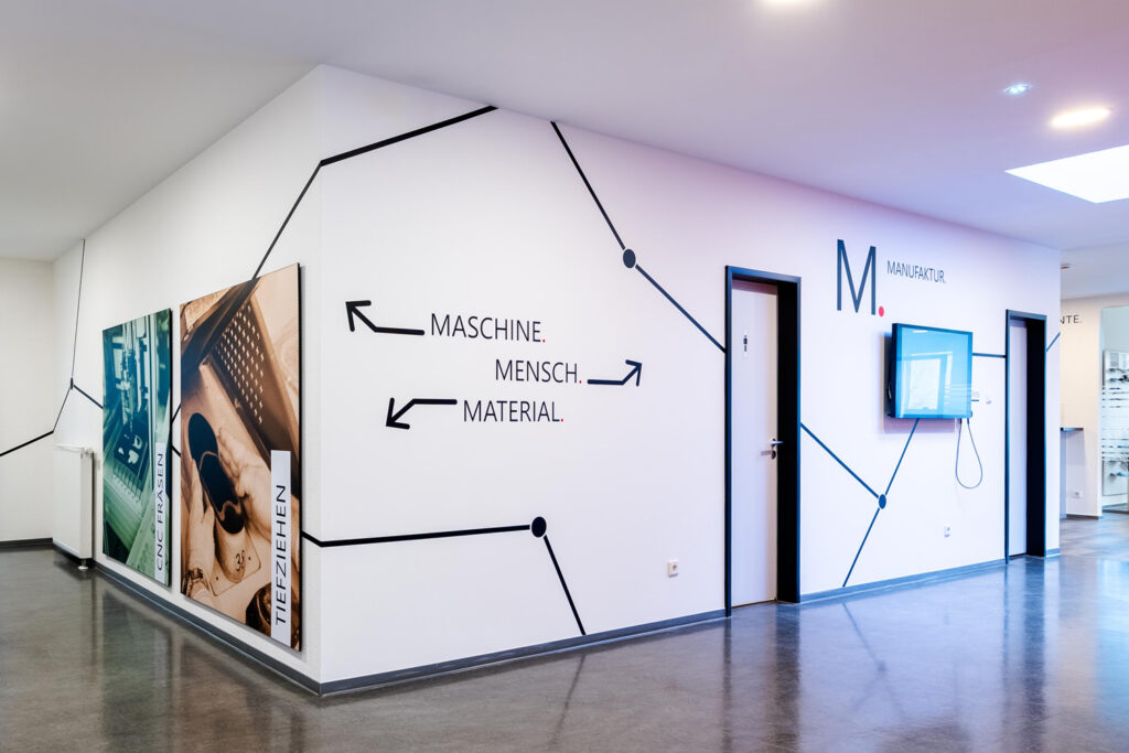 Ausstellungsgestaltung mit Großformatbildern auf Forexplatten, schwarzen Linien und Schriftzügen.