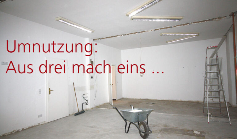 Baustelle im Innenraum mit Schubkarre und Leiter. Man erkennt, dass mehrere Räume zusammengelegt wurden. Schriftzug in rot auf dem Bild: "Umnutzung: Aus drei mach eins ..."