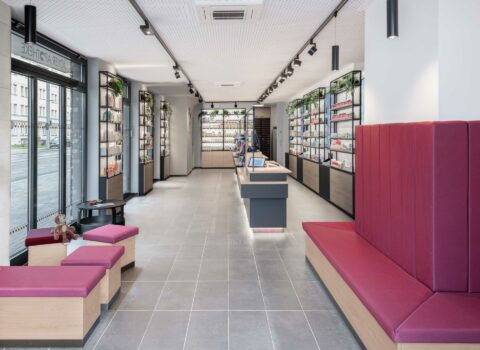 Innenarchitektur für eine Apotheke mit Regalen, Sitzgelegenheiten und Tresen