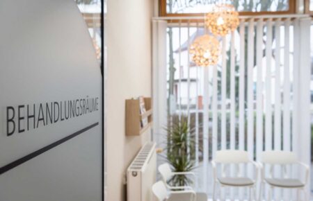 Zu den Behandlungsräumen der Praxis