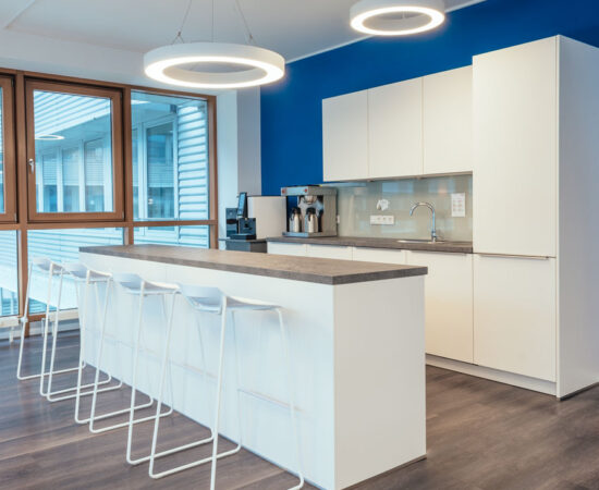 Teeküche im Büro, gestaltet von raumdeuter, Ihrem Innenarchitekt in Berlin