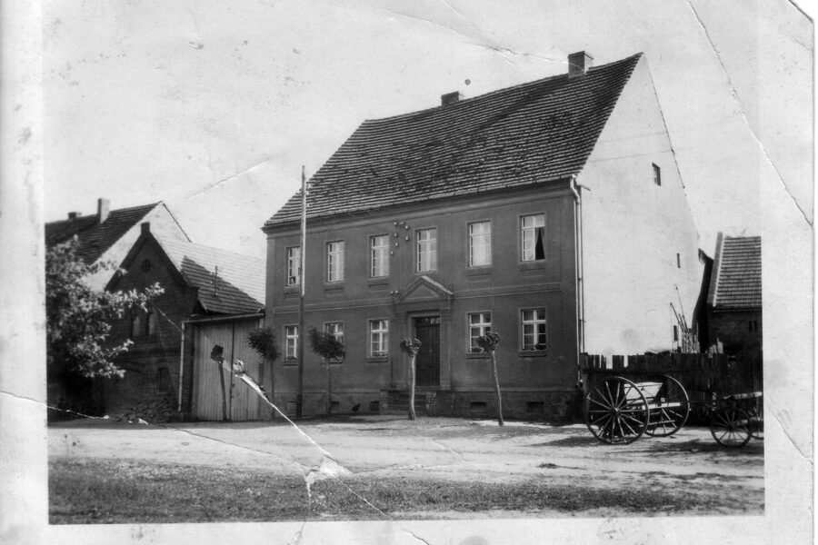 Historische Schwarzweiß-Aufnahme der Straßenfassade eines Bauernhauses