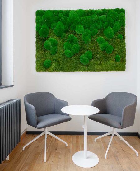 Besprechungsraum mit Moosbild in der neuen Büro-Fläche