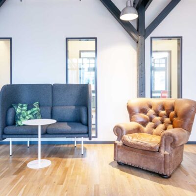 Besprechungsecke alt/neu mit Festverglasung zum Flur und Dachbalken