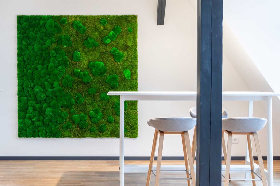 Besprechungsbereich mit Moosbild und Dachbalken