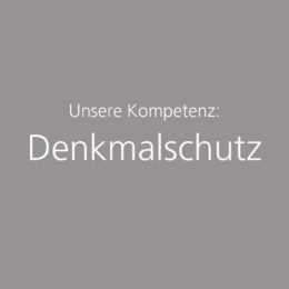 Graue Bildkachel mit der Aufschrift "Unsere Kompetenz: Denkmalschutz". Führt zur Informationsseite zum Thema Denkmalschutz und Sanierung in Bestandsgebäuden.