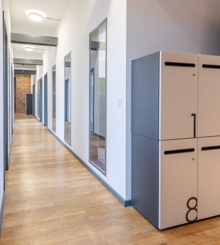 Spinde im Büro der Dachgeschossfläche nach dem Ausbau