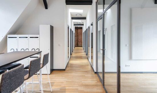 Flurgestaltung mit Festverglasung und Glastüren. Neue Atmosphäre mit Zellenbüro