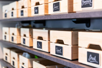 Boxen für Stauraum mit Beschriftung für alle Mitarbiter, geplant von raumdeuter, Innenarchitekt in Berlin