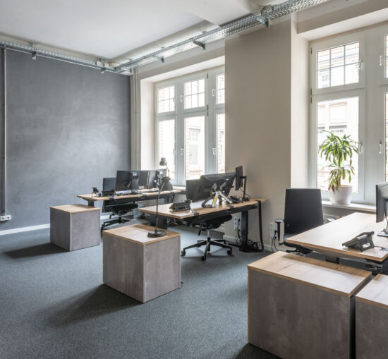 Büro mit Schreibtischen, geplant von raumdeuter, Innenarchitekt in Berlin