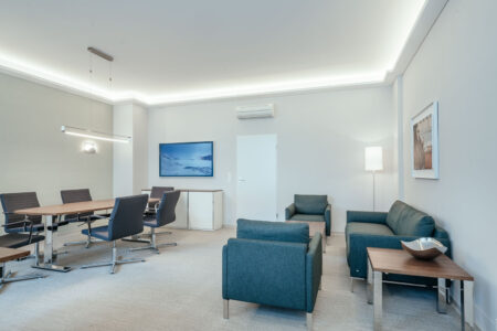 Geschäftsführer-Büro mit Warteecke und Besprechungstisch, geplant von raumdeuter, Innenarchitekt in Berlin