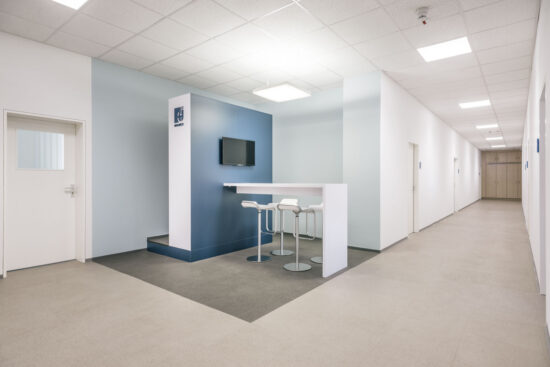 Besprechungsinsel für schnelle Besprechungen, geplant von raumdeuter, Innenarchitekt in Berlin