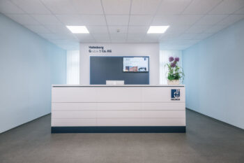 Tresen mit Firmenlogo, geplant von raumdeuter, Innenarchitekt in Berlin