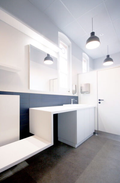 Firmen- und Büro-Bad mit Ablage, geplant von raumdeuter, Innenarchitekt in Berlin