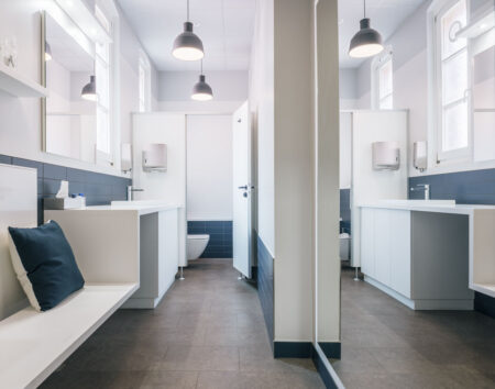 Büro- und Gäste-WC mit großem Spiegel, geplant von raumdeuter, Innenarchitekt in Berlin