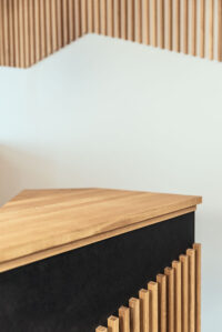 Tresen-Detail mit Holz-Leisten