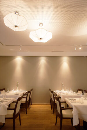 Restaurantgestaltung mit Akustikdecke und harmonischer Beleuchtung, geplant von raumdeuter, Innenarchitekt in Berlin