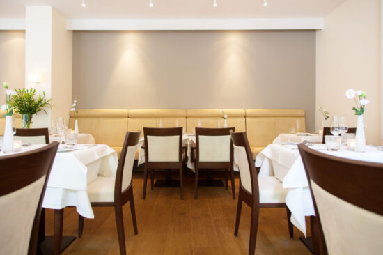 Restaurantplanung mit farbigen Wänden, geplant von raumdeuter, Innenarchitektur für die Gastronomie