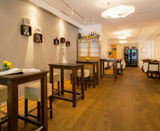 Restauranteinrichtung mit Stehtischen geplant von raumdeuter, Innenarchitekt in Berlin, Innenarchitektur für die Gastronomie