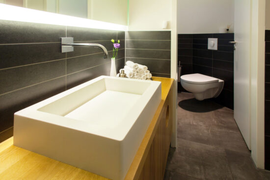 Gäste-WC in der Gastronomie, geplant von raumdeuter, Innenarchitekt in Berlin