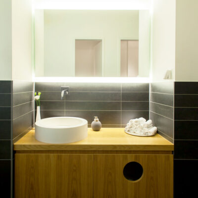 Waschtisch im Gäste-Bad im Restaurant, geplant von raumdeuter, Innenarchitekt in Berlin