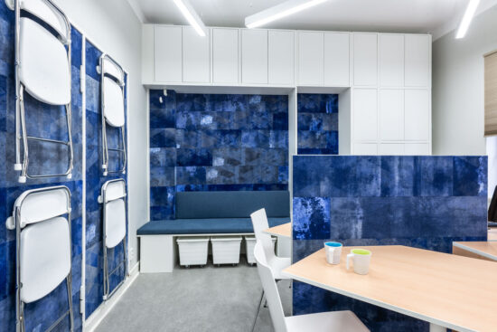 Einbauschrank aus Einzelementen mit Sitznische