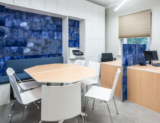 Beratungsraum mit Tischanordnung für Gruppenbesprechung