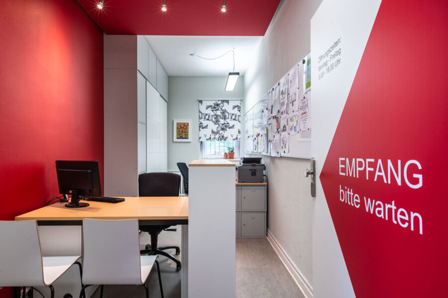 Empfang mit roten Akzenten