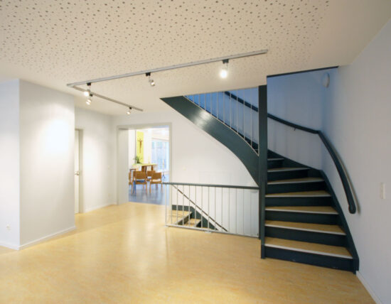 Vorraum des Gemeindezentrum mit Blick in den Gemeindesahl, geplant von raumdeuter, Innenarchitekt in Berlin