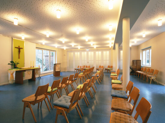 Gemeindesaal mit Akustikdecke und Beleuchtung, geplant von raumdeuter, Innenarchitekt in Berlin