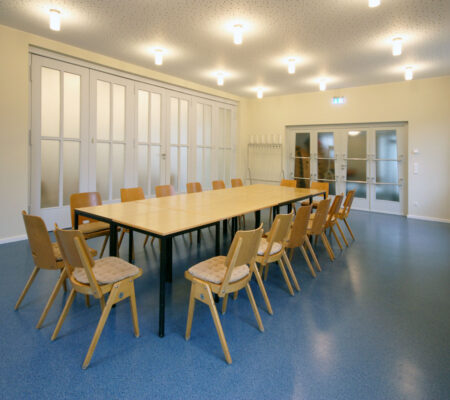 Besprechungsraum im Gemeindezentrum, geplant von raumdeuter, Innenarchitekt in Berlin