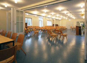 Gemeindesaal und Besprechungsraum lassen sich verbinden, geplant von raumdeuter, Innenarchitekt in Berlin