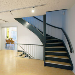 Treppenaufgang und Akustikdecke im Gemeindezentrum, geplant von raumdeuter, Innenarchitekt in Berlin
