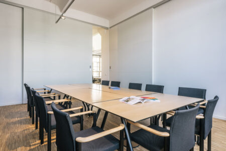 Umbau Besprechungsraum mit akustisch wirksamen Schiebetüren, geplant von raumdeuter, Büro für Innenarchitektur