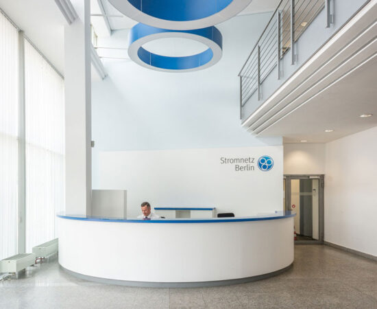 Emfangsbereich Bürogebäude, geplant von raumdeuter, Innenarchitekt in Berlin