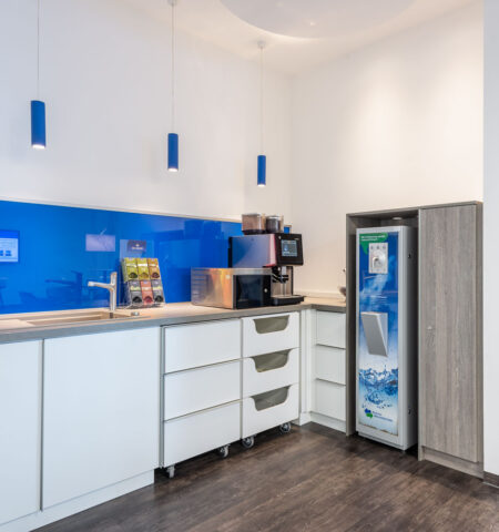 Teeküche im Bürogebäude, geplant von raumdeuter, Innenarchitekt in Berlin