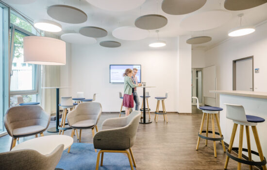 kurze Gespräche und Pausen im Büro, geplant von raumdeuter, Innenarchitekt in Berlin