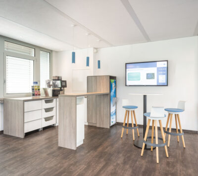 Teeküche mit Monitor, geplant von raumdeuter, Innenarchitekt in Berlin