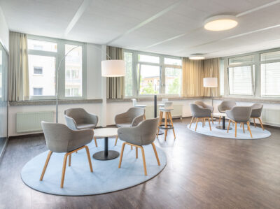 Besprechungsbereiche für die schnelle Kommunikation geplant von raumdeuter, Büro für Innenarchitektur