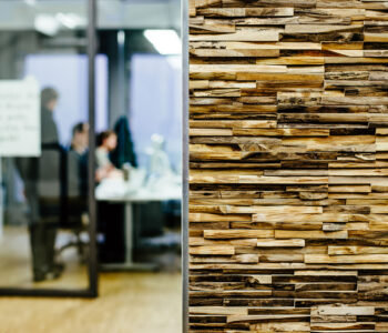 Detail der Wand aus Altholz
