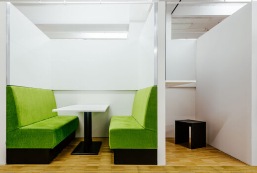 Besprechungsbereich in Corporate Farben