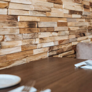 Holzwand im Tony Romas Berlin